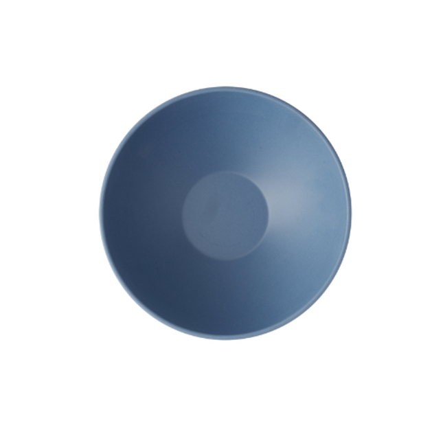 Emerge Oslo Blue Melamine Deep Bowl van Churchill, 28,5 cm, 4L, set van 4. Duurzame en ruime melamine kom in een stijlvolle Oslo Blue kleur, perfect voor het serveren van salades, soepen of gedeelde gerechten. Lichtgewicht, breukbestendig en ideaal voor gebruik in de horeca.