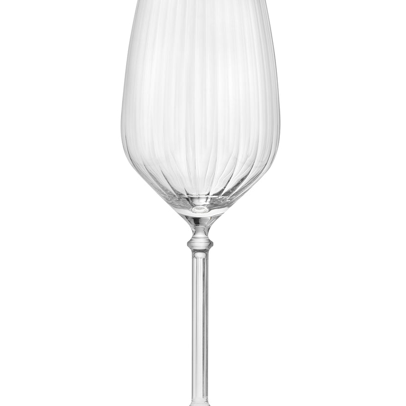 Een set van zes Onis Bonheur Wine glazen van 530 ml, elegant gepresenteerd met rode wijn op een sfeervolle gedekte tafel.