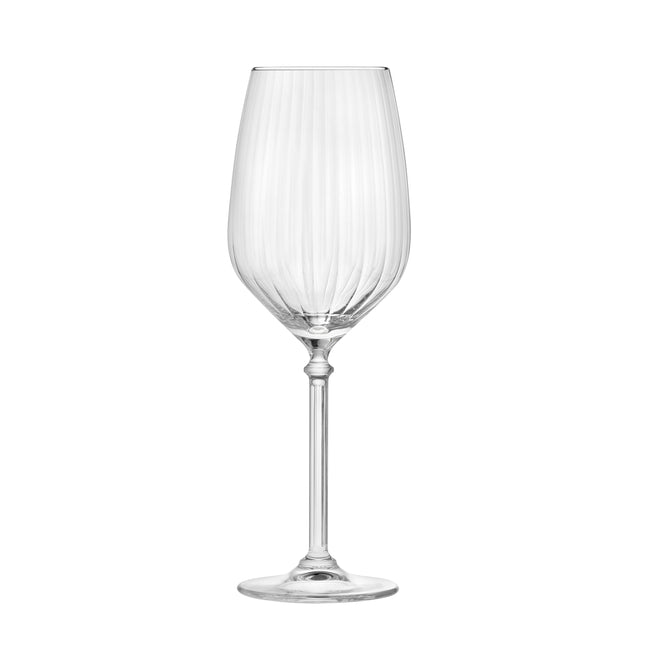 Een set van zes Onis Bonheur Wine glazen van 530 ml, elegant gepresenteerd met rode wijn op een sfeervolle gedekte tafel.