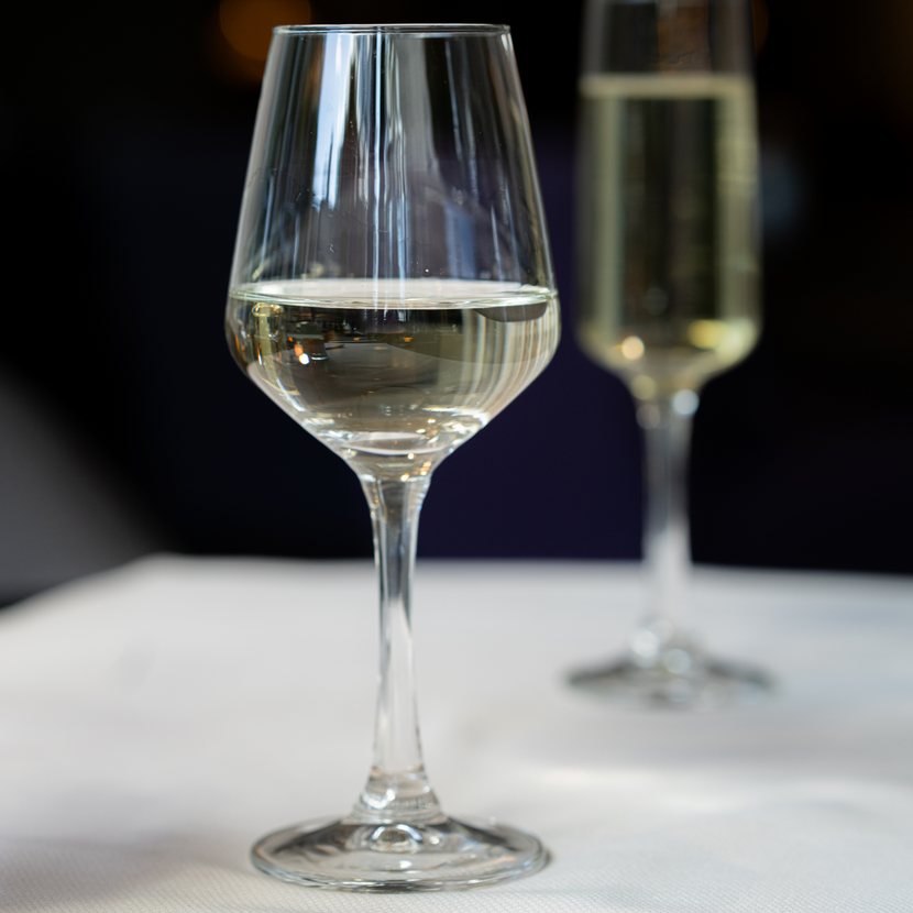 Onis Skyline wine glas 365 ml close-up professioneel wijnglas horeca